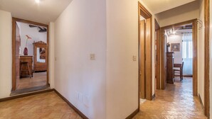 A hallway with wooden flooring and a door leading to a room with a wooden floor. - 3 bedrooms apartment in Navona area - AirConditioning, Wifi, Washing Machine (Roma)