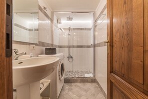 Dusche, Haartrockner, Bidet, Handtücher