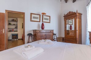 3 Schlafzimmer, Schreibtisch, Bügeleisen/Bügelbrett, WLAN