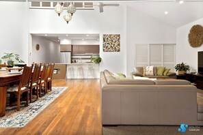 Smart TV, fireplace, DVD player, books - SPACIOUS COASTAL RETREAT - pet friendly with an easy walk to beach or river (Moruya Heads)