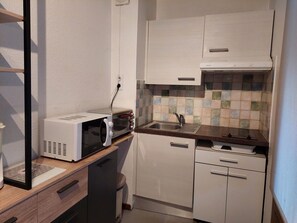 Fridge, microwave, oven, coffee/tea maker