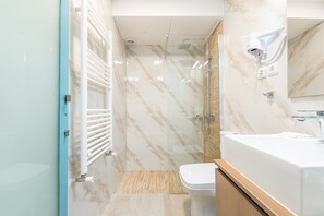 Een douche, een haardroger, zeep, shampoo