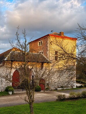 A stone building with a red roof, a red door, and a small window. - Charming gîte with character in a green setting between Liège and Namur (Heron)