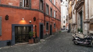 Une ruelle étroite pavée de pierres, avec des bâtiments de chaque côté.