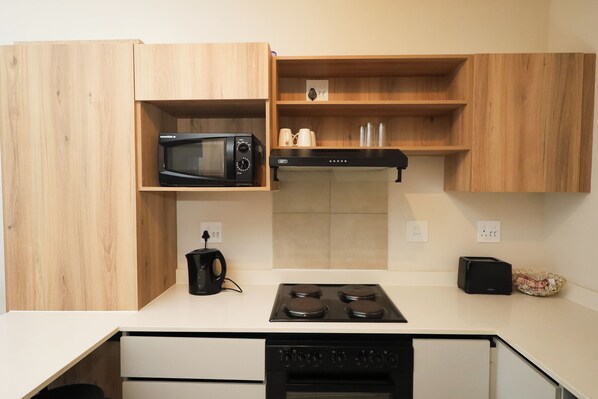 Departamento clásico, 2 habitaciones, para no fumadores, balcón | Cocina privada | Refrigerador, microondas, horno y cafetera y tetera 