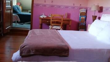 2 chambres, bureau, chambres insonorisées, fer et planche à repasser