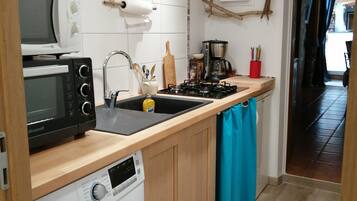 Een koelkast, een microgolfoven, een oven, een kookplaat