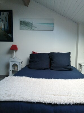 2 bedrooms, desk, soundproofing, iron/ironing board