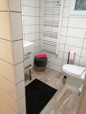 Een douche, een haardroger, handdoeken, zeep