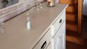 Un escalier en bois, avec un mur blanc et un plafond en bois.