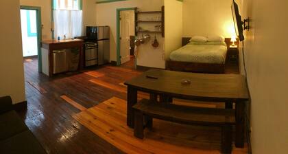 Blu-Buck Mercantile Hotel Apt. C