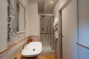 Bruser, hårtørrer, bidet, håndklæder