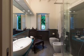 Douche, sèche-cheveux, bidet, serviettes fournies