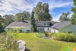 Exterior - Lovely Brookfield Home w/ Private Deck & Views (Brookfield)