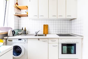 Kühlschrank, Ofen, Herdplatte, Wasserkocher mit Kaffee-/Teezubehör