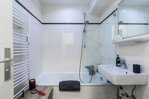 Badewanne, Haartrockner, Handtücher, Seife