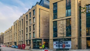 Un edificio moderno con un grande cartello con la scritta 'Bowker Kirkland'.
