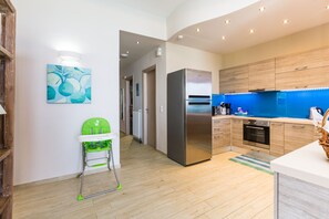 Kylskåp, mikrovågsugn, ugn och spishäll