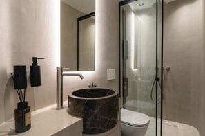 Ensemble baignoire-douche, séchoir à cheveux, serviettes fournies, savon