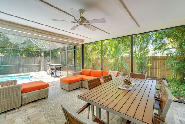 Outdoor dining - Pet-Friendly Home w/ Pool, Close to Venice Beaches (Venice)