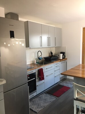 Frigorifero, forno, piano cottura, lavastoviglie