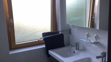 Douche, serviettes fournies, savon, shampoing