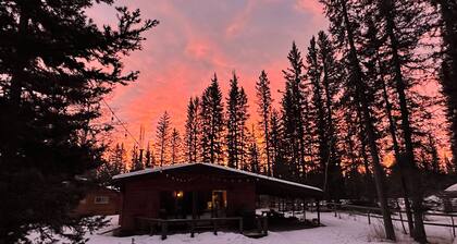 Riverside Bragg Creek -mökki kaupungin sydämessä