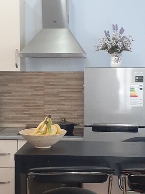 Fridge, microwave, oven, stovetop - Premier Sea view Studio (Batumi)