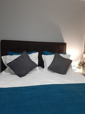 1 soveværelse, pengeskab på værelset, strygejern/strygebræt