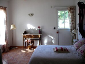 Une chambre à coucher avec un lit, un bureau et une chaise.