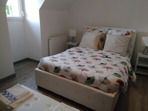 3 habitaciones, tabla de planchar con plancha, wifi y ropa de cama 