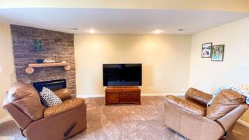 Televisión y chimenea