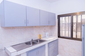 Fridge, oven, electric kettle - Apartment F4 Air-conditioned TOTSI near the house of ADEBAYOR (LOME)