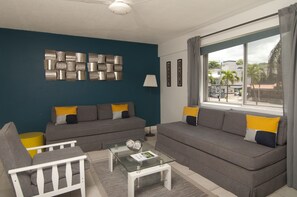 TV - Turtle Beach Towers, One Bedroom Apartment, Ocho Rios. (Ocho Rios)