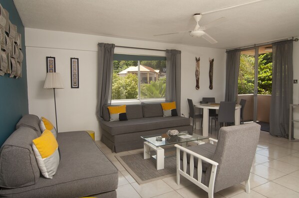 TV - Turtle Beach Towers, One Bedroom Apartment, Ocho Rios. (Ocho Rios)
