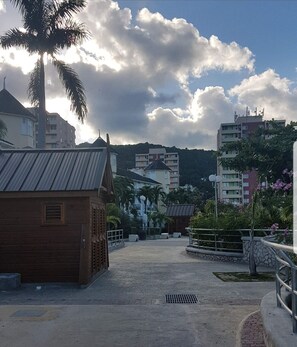 Property grounds - Turtle Beach Towers, One Bedroom Apartment, Ocho Rios. (Ocho Rios)