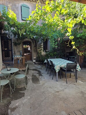 Outdoor dining - 9-person country house with small spa (Capestang)