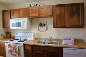 Fridge, microwave, oven, stovetop - Downtown Charmer-2 bed/2 bath (Fargo)