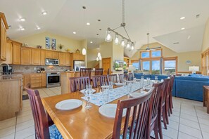 Dining - Soundside w/ Pool, Hot Tub, Boat Docks, Elevator, Community Tennis/Pickleball (Avon)