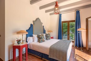 5 chambres, bureau, fer et planche à repasser, lit de bébé portatif