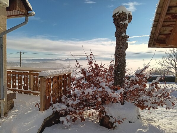 A snow-covered landscape with a wooden fence, a tree with snow on its branches, and a clear sky. - Pleasant house in the heart of the Auvergne volcanoes, Sancy massif (SAINT- DIERY)