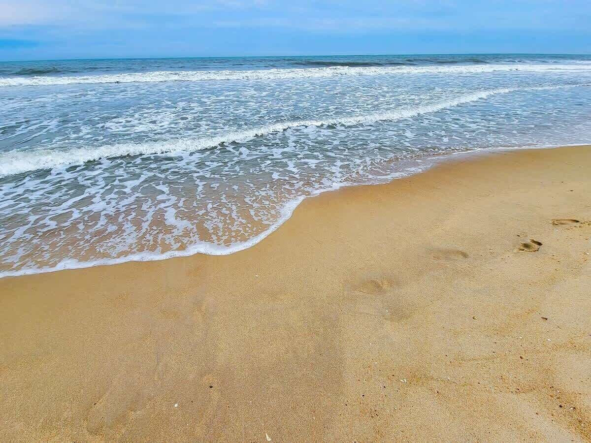 Beachside 2BR Retreat with Balcony & Full Kitchen