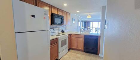 冷蔵庫、電子レンジ、オーブン、コンロ