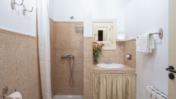 Douche, sĂšche-cheveux, serviettes fournies, shampoing