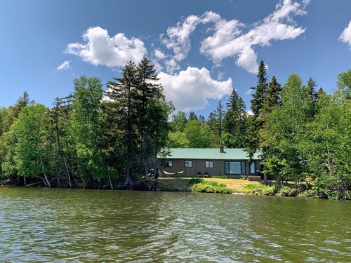 Rangeley Waterfront Retreat: 4 Bed, 2 Bath, Perfect for Families to Unwind