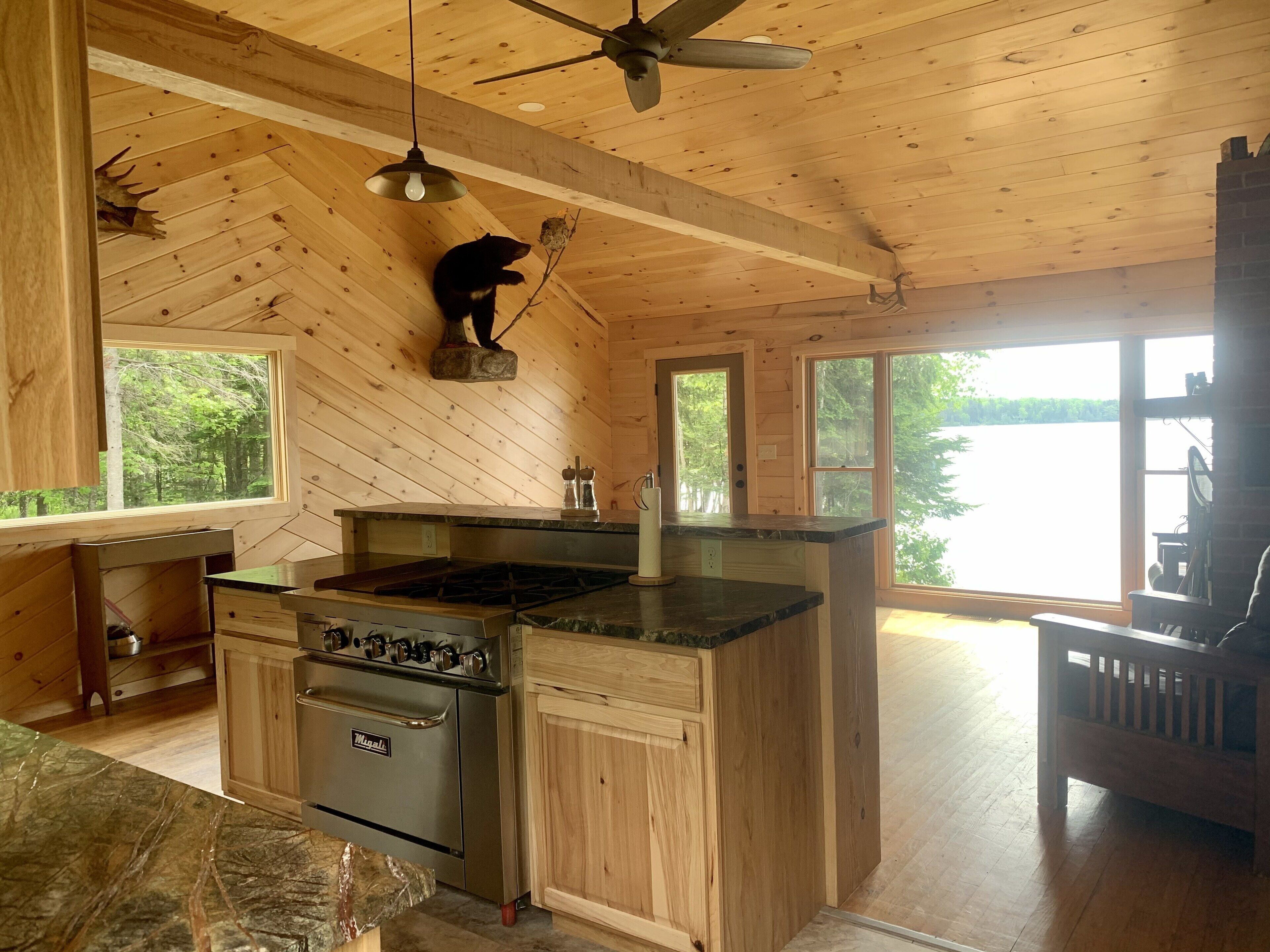 Kylskåp, mikrovågsugn, ugn och spishäll