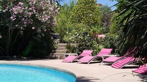 A poolside area with lounge chairs and a clear blue pool. - Almond room with whirlpool bath (Plan-de-la-Tour)