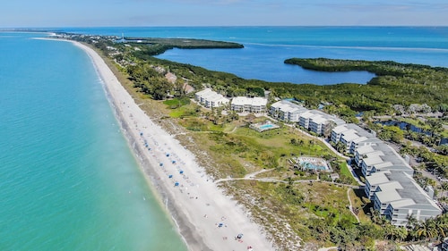 South Seas Resort Beach Villas 🏝 On The Beach