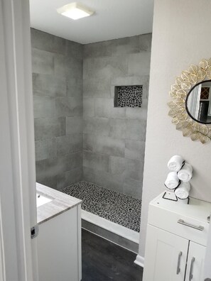 Dusche, Haartrockner, Bidet, Handtücher