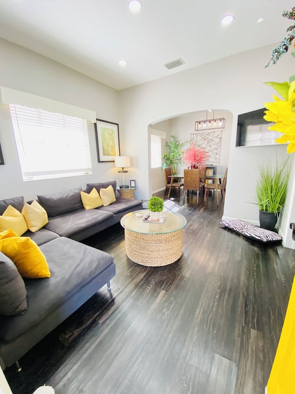 智能电视、书、立体声音响